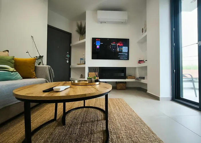 Floral Home 2 - 1St Floor Apt With Private Parking!